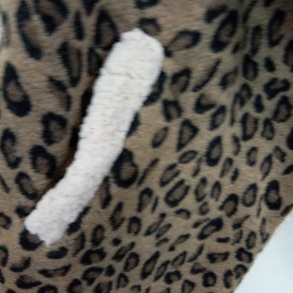 A Odiva Leopard Print Sherpa Lined Vest Cardigan - Picture 4 of 7